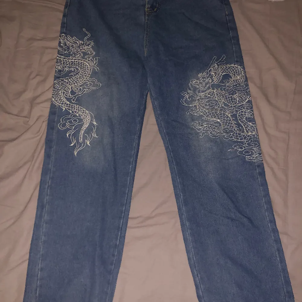 Jeans med cool drak brodering i bra skick, straight fit. Ifall du vill ha fler bilder eller info är de bara att fråga. Pris kan diskuteras :). Jeans & Byxor.