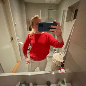 Trekvarts tröja  - Snygg ribbad tröja, inte lika stark röd i verkligheten! 