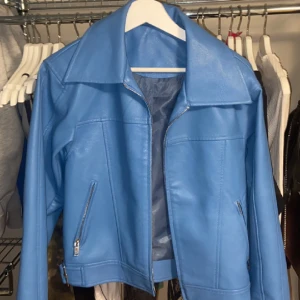 Blå skin jacka  - Skinnjacka i storlek S/M