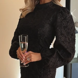 Klänning svart - -Stilren, puffärmar, elegant -Använd en gång - Vid fler bilder skriv! 