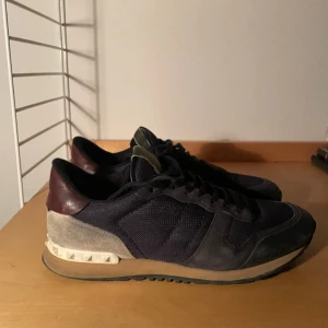 Valentino rock runners  - Använda men bra skick därmed priset Extremt sköna skor som trendar nu.