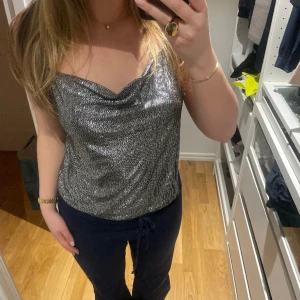 Topp - Super snygg silver topp som passar till fest bland annat, denna har dock ett hål på ryggen som syns på sista bilden. Det är inget som stört mig och tycker inte det syns lika mycket när man väll har på sig den 🥰