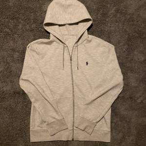 Riktigt snygg Ralph Lauren zip hoodie i storlek M (184 väger 75 på andra bilden). 7/10 skick hör jätte gärna av er vid fler frågor😁