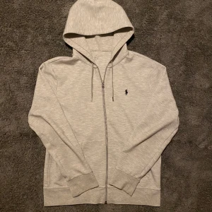 Ralph Lauren zip hoodie  - Riktigt snygg Ralph Lauren zip hoodie i storlek M (184 väger 75 på andra bilden). 7/10 skick hör jätte gärna av er vid fler frågor😁