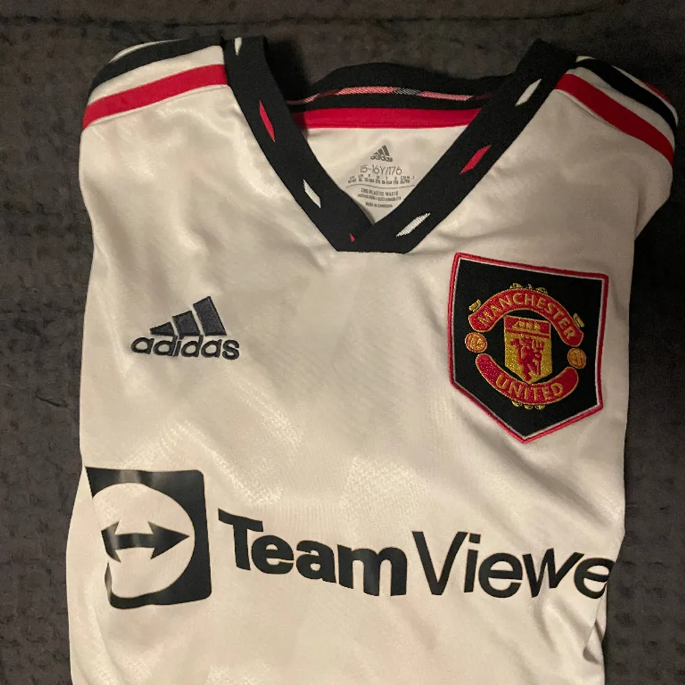 Säljer detta Manchester United bortaställ ifrån säsongen 22/23 eftersom den inte passar mig längre. T-shirts.