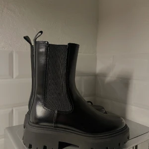 Boots  - Säljer dessa snygga helt nya boots då dem Inte passade i storlek. Kunde ej returneras då kvittot är slängt tyvärr så därför söker jag dem helt i ny skick 🌸
