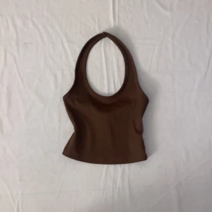 Brun tanktop  - Ett brunt linne från H&M som är ribbat.  Är i nyskick och använd nån enstaka gång❤️