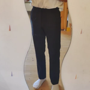 Dr denim Chinos - Marinblåa Chinos från Dr denim, raka ben. Använt men i utmärkt skick. Storlek: 28/32