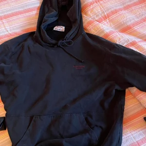 Acne studios Hoddie  - Acne Studios hoddie i storlek XS men absolut som en M på grund av oversized. Använd få gånger så i väldigt bra skick!  Priset går såklart att diskutera!