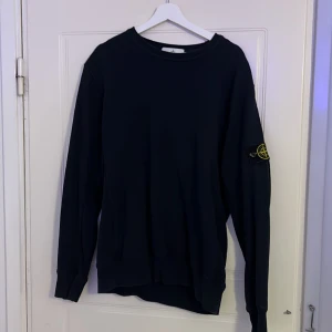 Mörkblå Stone Island Sweatshirt XL - Mörkblå sweatshirt inköpt för 2år sedan men har bara använt den max 10 gånger. Skick 8/10