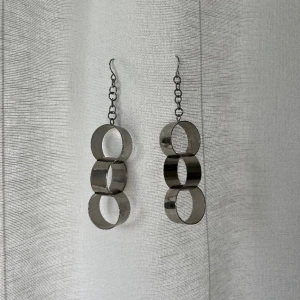 Örhängen - Silverfärgade örhängen. Ca 8 cm långa 💕