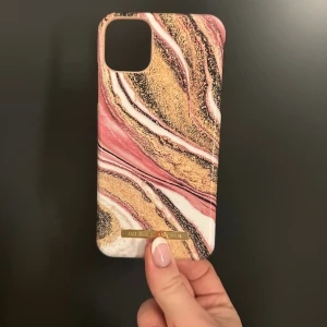 Mobil skal  - Super fint råsaglitrigt skal som passar till alt och joller ej till andvändnig då jag byt telefon varan är varsamt andvänd och i fint skik köpt för 500kr