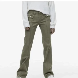 Gröna lowwaist jeans - Säljer dessa pga jag har för många jeans!  Strl 34 men passar definitivt  36 också OBS har tagit ner fållen