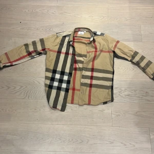 Burberry skjorta - Burberry skjorta i storlek M i väldigt bra skick, som ny. Modellen är en tunnare skjorta lik linneskjortor.