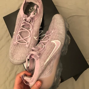 Vapormax, stl 39 - Använda ett par gånger, är i väldigt gott skick. 