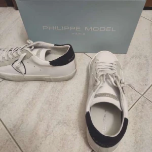 Philippe Model Skor  - Riktigt sköna skor i storlek 44, passar även storlek 44,5💫 Ny skick 10/10💫Hör gärna av er vid fler frågor💫