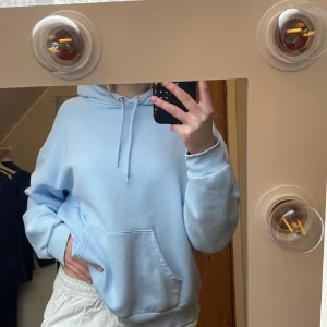 Blå hoodie - Säljer min ljusblå hoodie från monki!🩵 Knappast använd, köpt för 250 säljer för 150💕