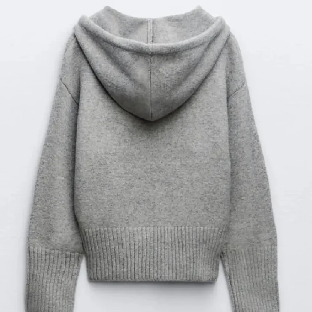 Säljer min oanvända och eftertraktade hoodie som är stickad. Den är slutsåld överallt och nypriset är 500kr, hör av er vid intresse eller frågor!💓. Tröjor & Koftor.