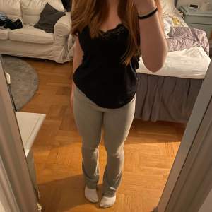 Säljer mina yoga pants då dom inte kommer till användning. Jag är en storlek S men dom är i storlek xxs, dom sitter som en S skulle jag säga😊finns fler bilder och dom är i ett väldigt bra skick!