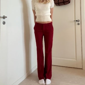 Röda byxor - Såå snygga röda utsvängda kostymbyxor från ”hennes” vilket är en väldigt gammal variant av h&m❤️ de är som nya i skicket🥰 Midjemått 37 rakt över, innerbenslängd 82 (jag är 175)