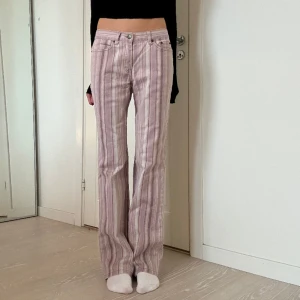 Randiga jeans - Så sjukt coola och unika randiga bootcut jeans från märket NY Jeans💕 midjemått 38 rakt över , innerbenslängd 84 (jag är 175)