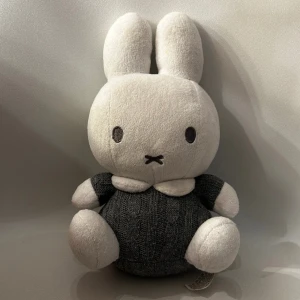 Miffy gosedjur  - Miffy gosedjur så fin och i bra skick. Den är ca 30 cm hög. Använd köp nu, garanterad snabb postning. Den har en liten ”bjällra i” så gosedjuret låter lite när man skakar på det:)