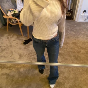 Lågmidjade jeans - Lågmidjade/middagar jeans från Lindex, användt en del så säljer pga tröttnat. Har lite slitningar, skriv för fler bilder!