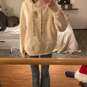 Billie eilish hoddie - Beige Billie Eilish tröja. Lite nopprig inuti men ändå skön, annars hyfsat fint skick. Är en gåva från min faster och används inte, därför säljer jag den! Tveka inte att skriva om du undrar någonting❤️