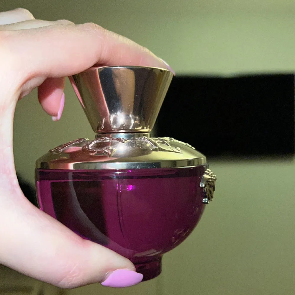 Dylan Purple Eau de parfym från Versace, 100ml oanvänd . Övrigt.