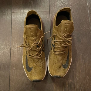 NIKE SKOR SÄLJES - Knappt använda Nike sneakers säljes. I bra skick 8/10.