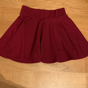 Vinröd kort kjol  - Vinröd svängig minikjol, vet dock inte vart den är ifrån men tror H&M💗💗
