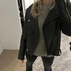 Äkta skinnjacka - Skinnjacka från NaKd i äkta skinn, nypris 1299kr🖤Storlek 32 men passar XS-S