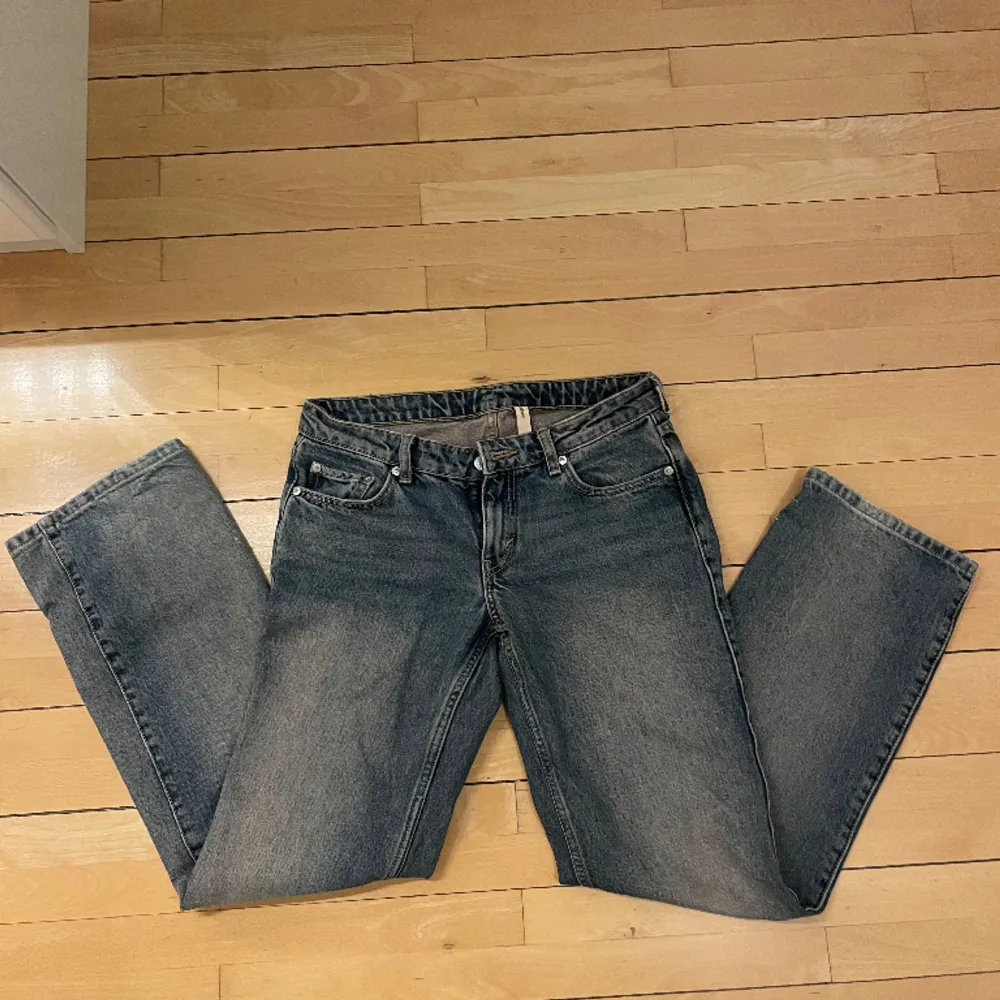 Säljer de här Weekday Arrow Low waist jeansen i mörkblå för jag använder de inte längre🩷 de har lite färgfläckar där bak som man kan se på sista bilden!! . Jeans & Byxor.