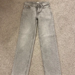 Low straight jeans  - Gråa low straight jeans ifrån Gina tricot i stolek 34. Använda ett fåtal gånger, därav mycket bra skick💓💓