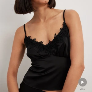 Topp - Svart söt topp i nyskick, aldrig använd! Från nakd i storlek s 