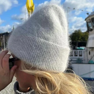 Ljusgrå mössa  - Såklart aldrig använd, från julidesign. Finns få kvar i lager!!!