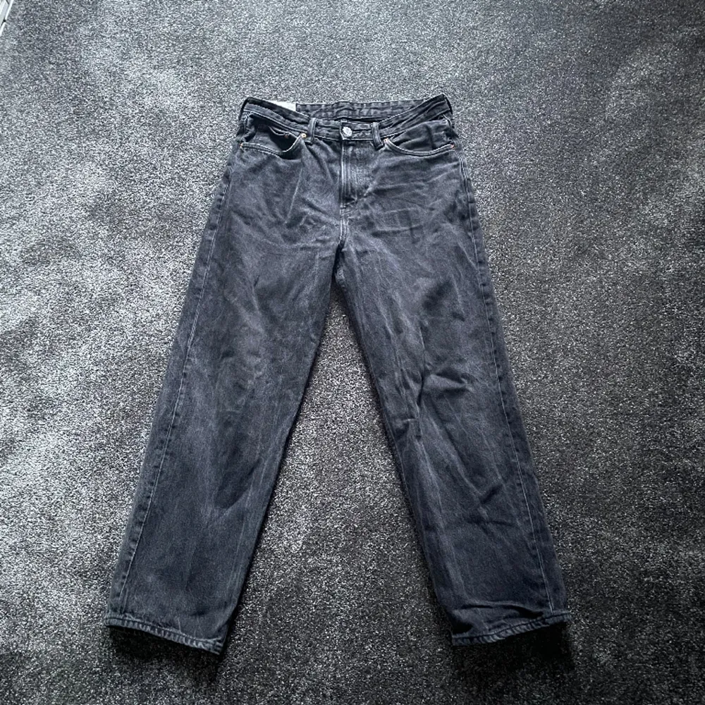 Bagy byxor från hm. Storlek 32/32  Använt dom 3 gånger . Jeans & Byxor.