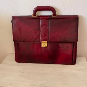 Läder portfölj  - 100% läder portfölj. Aldrig använd. Längd: 42 cm och höjd: 31cm. För bara 390kr🩵