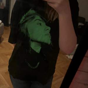 Oversized Billie Eilish t-shirt, köpt från H&M. OBS! Den har ett litet hål under det gröna på magen(se bild) 