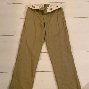 dickies byxor - jättecoola och snygga byxor från dickies! står ingen storlek, men skulle säga S/XS. säljer pga för små för mig. pris går alltid att diskutera! 