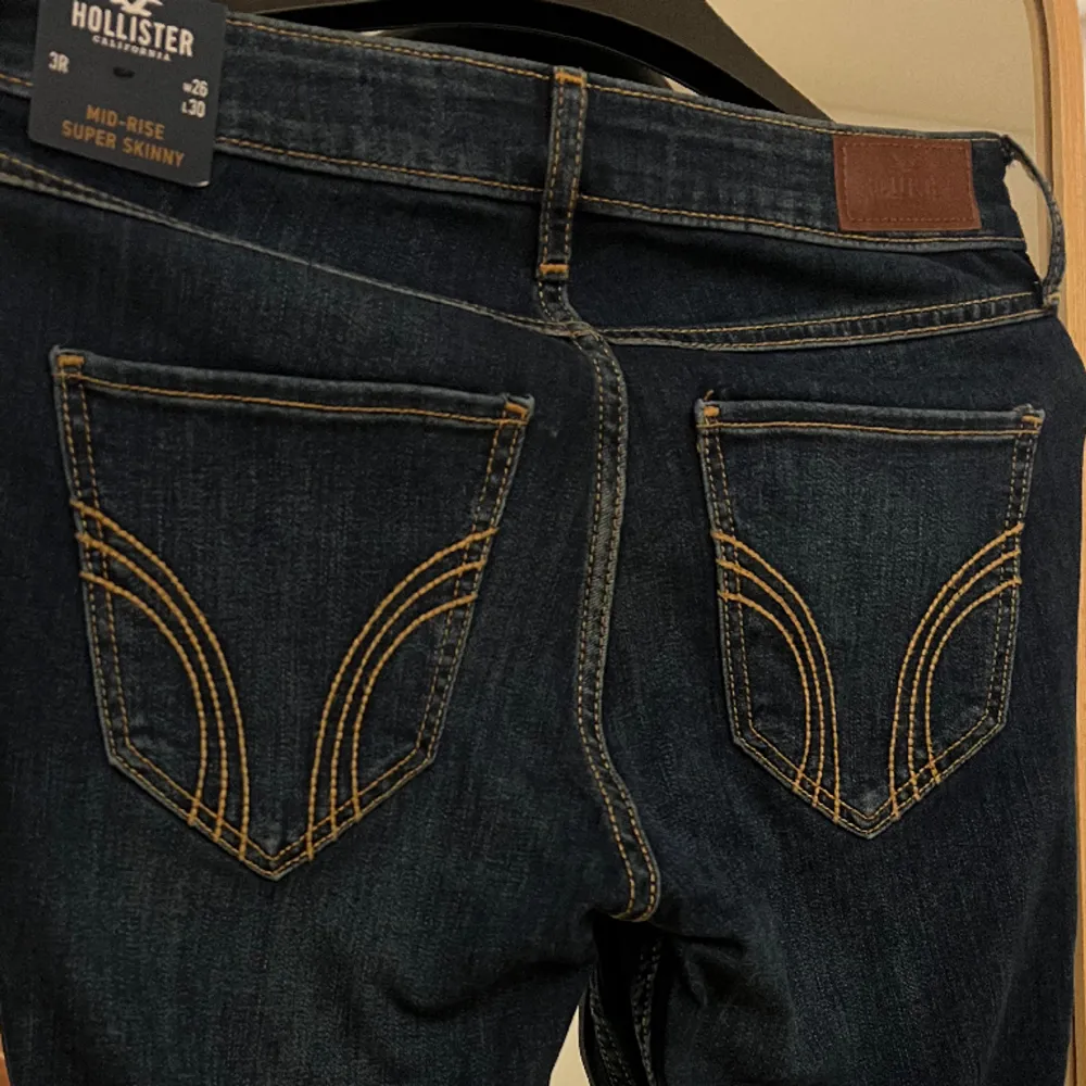 Hollister jeans W26 L30 mid-rise super skinny. 😍 (Frakten är med i priset) . Jeans & Byxor.