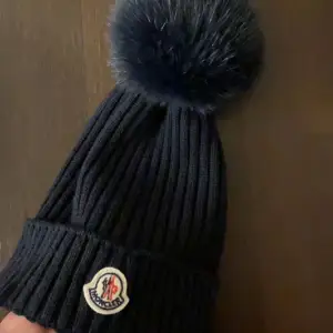 Säljer denna fina mössan från Moncler. Har tyvärr inget kvitto eller så då den kom som present av min vän, därav det lägre priset men har en fungerande qrkod med nummer inuti som på Monclers hemsida bekräftas som äkta. Möts helst men fraktar ocskå :) 