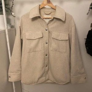 Vårjacka - En snygg vårjacka från Monki i storlek xs 💕 Sparsamt använd, lite nopprig men inget som riktigt syns✨