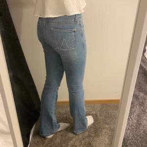  jeans med snygga fickor! Sköna och så fräsch färg, passar mig bra som har 36, passar runt den storleken.