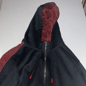 Hugo zip hoodie - Storlek M. Passar dig om du har storlek M/S. Säljer den eftersom att den inte passar mig så bra. 