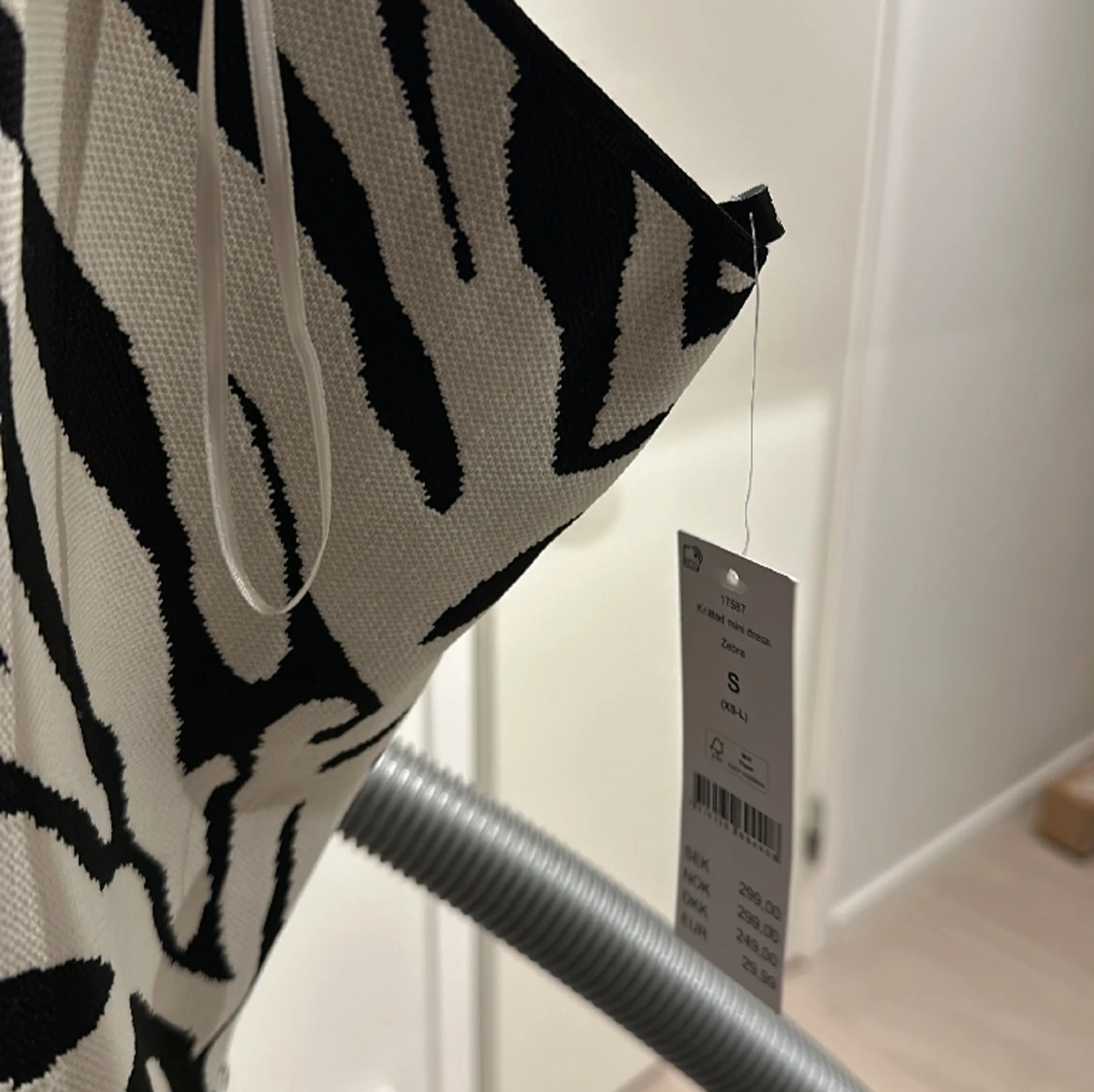 Zebra klänning från gina  - 90