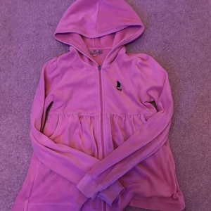 Juicy Couture tröja - Skicket är bra, men tyget är lite slitet efter att ha tvättats.