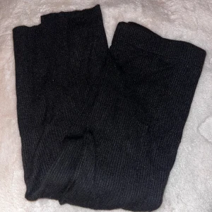 H&M - Svart ankellång ribbad bodycon kjol ifrån H&M i strl M 🖤