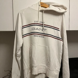 Gant hoodie  - Säljs då den inte längre används, lite missfärgad i kragen men syns inte mycket vid användning. Storlek XL, i bra skick. 
