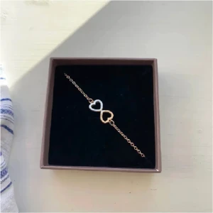 Armband  - Super fint armband! Använt få gånger så super skick! Roséguld färg men tycker man ej ser färgen så tydligt.